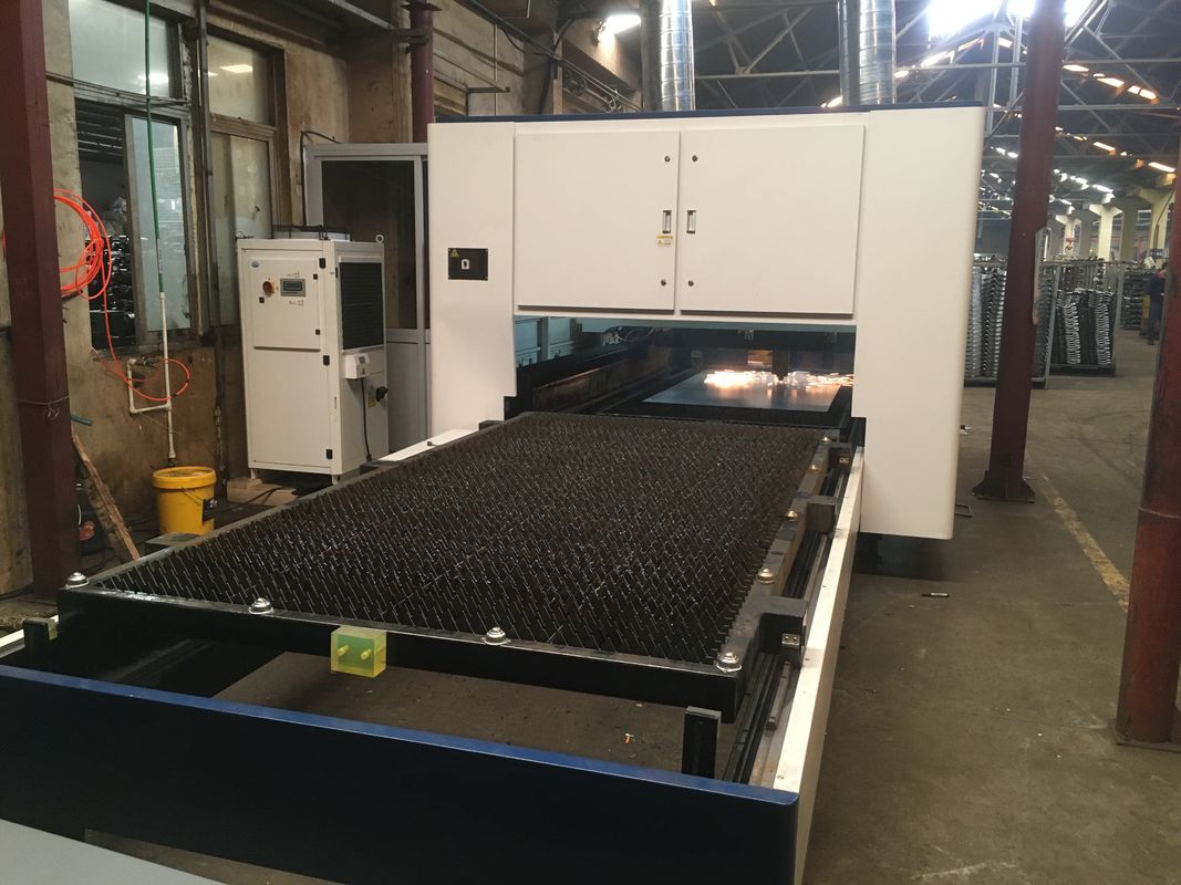 1500W 4000W সিএনসি ফাইবার লেজারের কাটিং মেশিন আইপিজি ম্যাক্স 3015 কভার সহ এক্সচেঞ্জ টেবিল