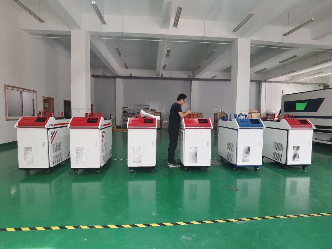 1080nm 1500W ফাইবার লেজার ওয়েল্ডার জল কুলিং সুইং ওয়েল্ডিং হেড